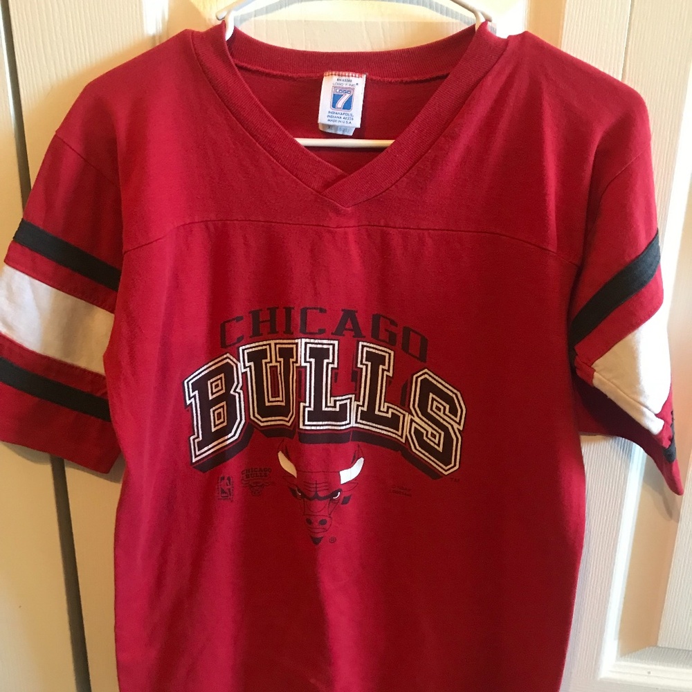 Vintage 90s Chicago Bulls Graphic Tee x Red Logo 7